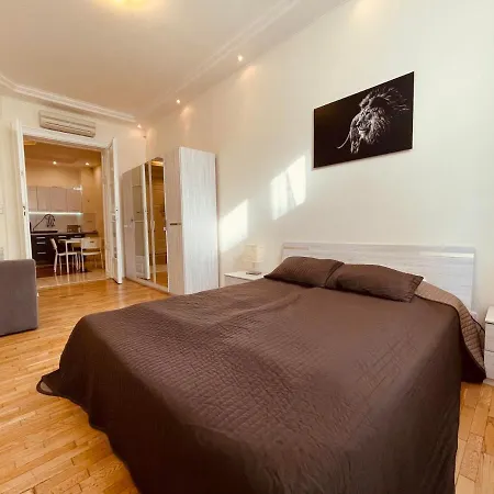 Leo Obchodna - Family *